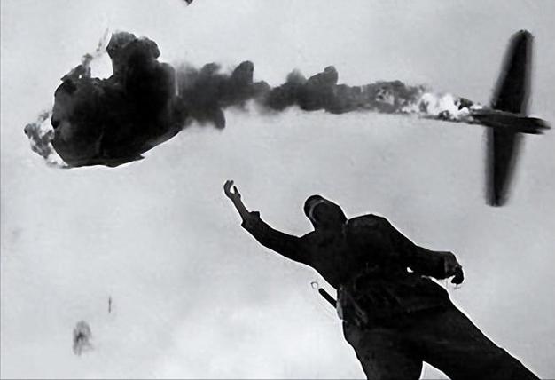 遭遇史上最惨烈的空袭事件，手榴弹炸飞机的真相与反思